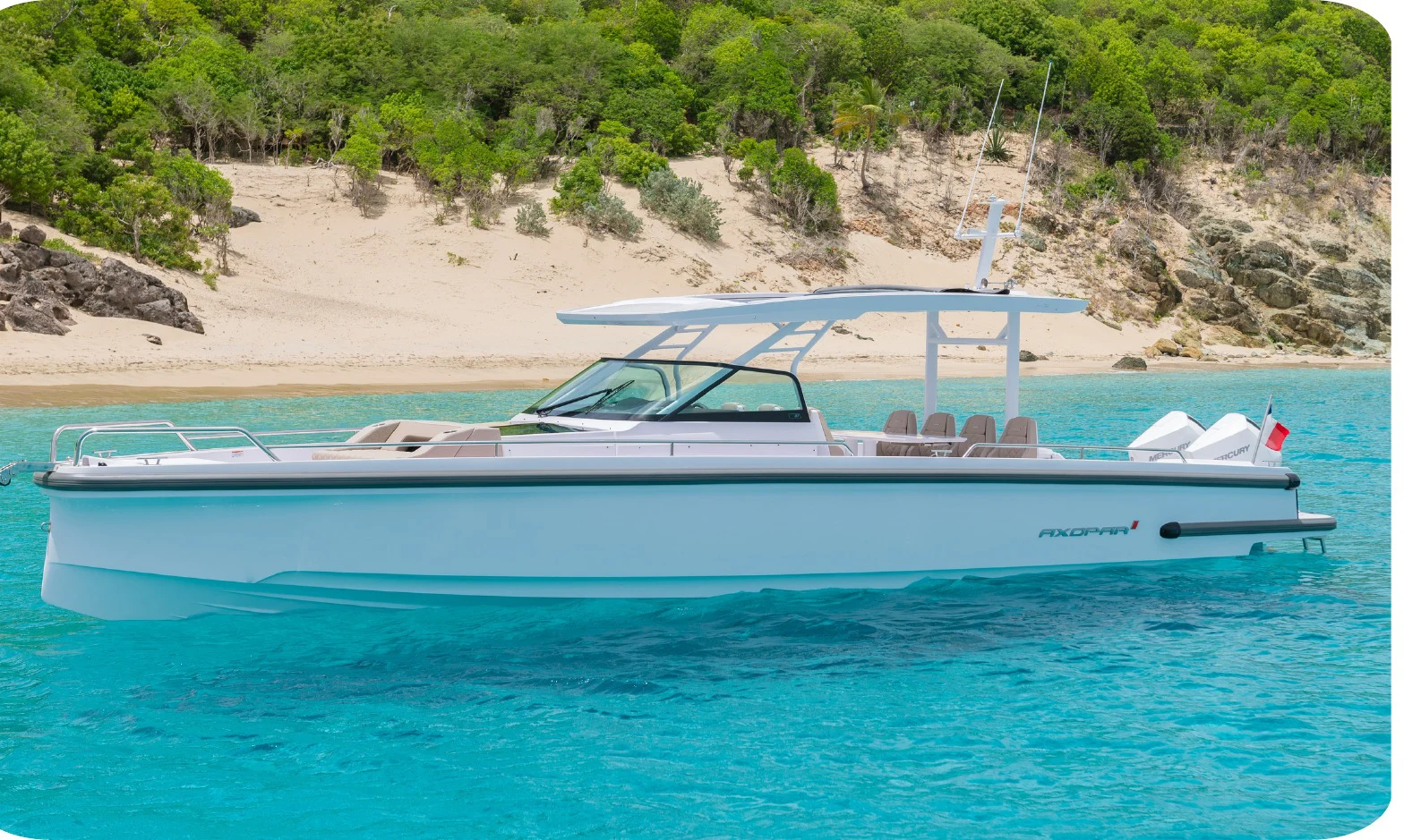 Axopar Sun Top 37 au mouillage dans une eau turquoise
