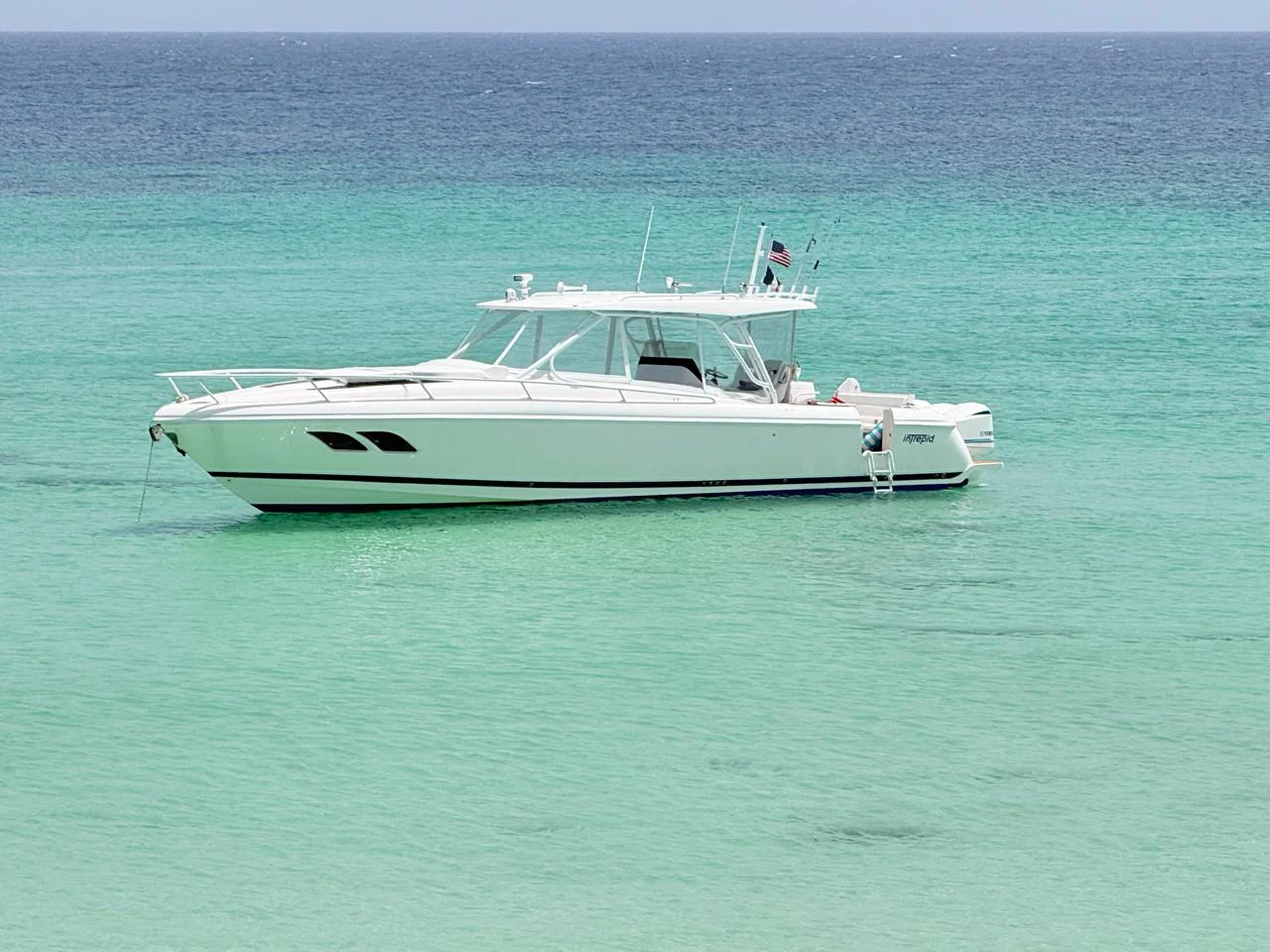 Intrepid 44 au mouillage dans les eaux claires de Saint-Barth